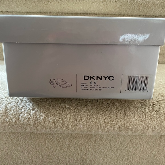 Black sandals. Good used condition . - Picture 4 of 5